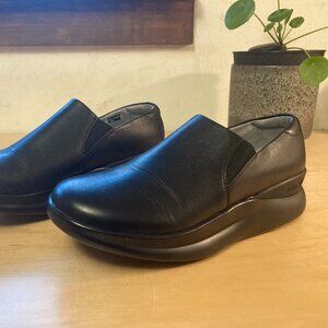 Moshn by Klogs - Women's VERVE Slip on platform rocker bottom shoe- Size 10